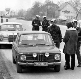 Polizeibeamte kontrollieren am 13.1.1972 eine Reihe verschiedener Fahrzeuge auf der Ausfallstraße von München in Richtung Flughafen Riem, in denen Angehörige der RAF (Rote Armee Fraktion) vermutet werden. Im ganzen Bundesgebiet beginnt am 13.1.1972 eine Großfahndung der Polizei nach Mitgliedern der Baader-Meinhof-Gruppe.