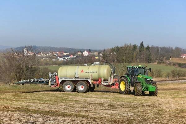 Zemědělské družstvo Bělčice aplikuje digestát pomocí aplikátorů Bomech | CRS Marketing, s.r.o.
