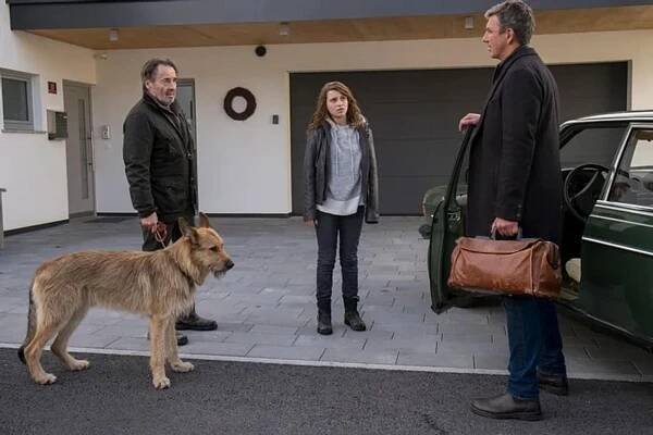 „Der Bergdoktor“ - Staffel 13, Folge 12: Johann Eichholz (Uwe Kockisch) im Gespräch mit Nachbarin Maja Körner (Janina Fautz) und Bergdoktor Martin Gruber (Hans Sigl). 
