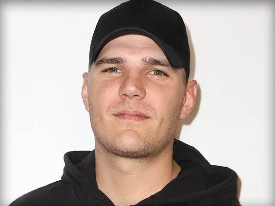 Paris Hilton's Ex-Fiancé Turns Himself in, Charged for Fighting with Cops