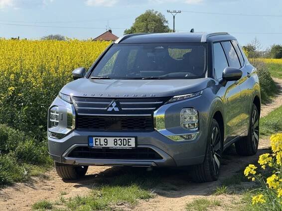 Test Mitsubishi Outlander PHEV: Velmi povedený a komfortní poloviční elektromobil | Autojournal.cz