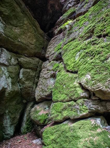 Rolandův kámen – skalní vyhlídka nad Karlovou Studánkou | PrimaVylety.cz
