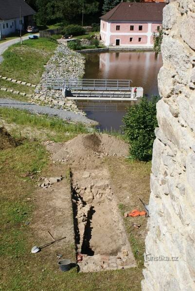 pohled z věže na archeologické práce a rybník Hláska