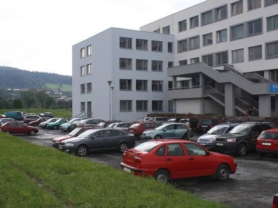 Auta zaparkovaná u vsetínské polikliniky, každodenní problém