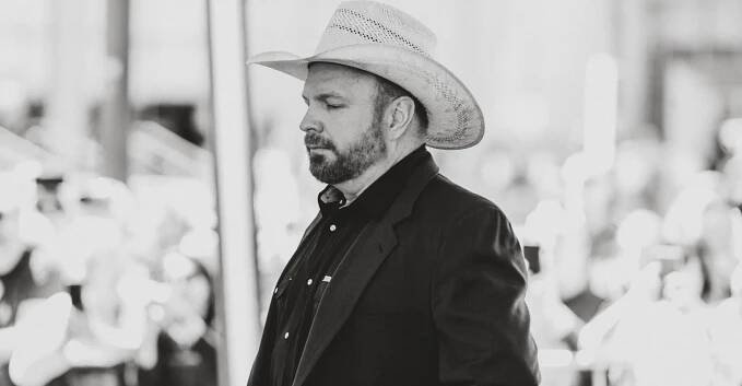 Zpěvák Garth Brooks čelí žalobě. Měl znásilnit maskérku během turné v LA