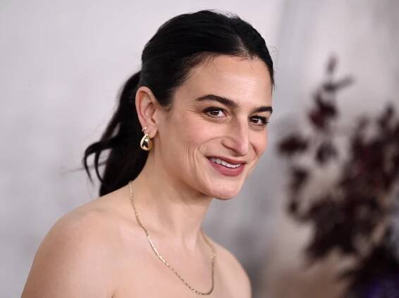Jenny Slate Proves This ‘White Lotus’ Cut Is Going to Be Spring’s Biggest Hairstyle Trend