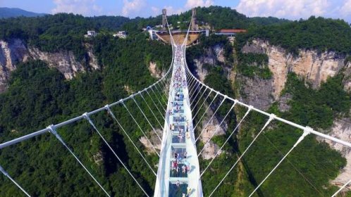 Čína konečně otevřela největší skleněný most na světě - Novinky
