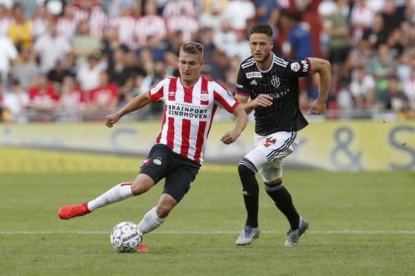 Eindhoven otočil v Lize mistrů duel s Basilejí, Sadílek zvládl celý zápas