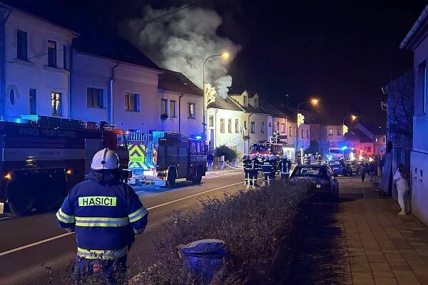 VIDEO: Plameny pohltily na Boží hod patro domu v centru Třebíče. Podívejte se