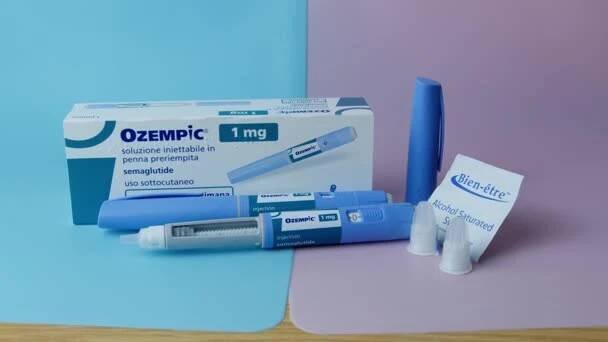 Qawra, Malta, 26.10.2024 - Ozempic balení a pero diabetik a hubnutí léky. . Vysoce kvalitní 4K záběry — Stock záběr
