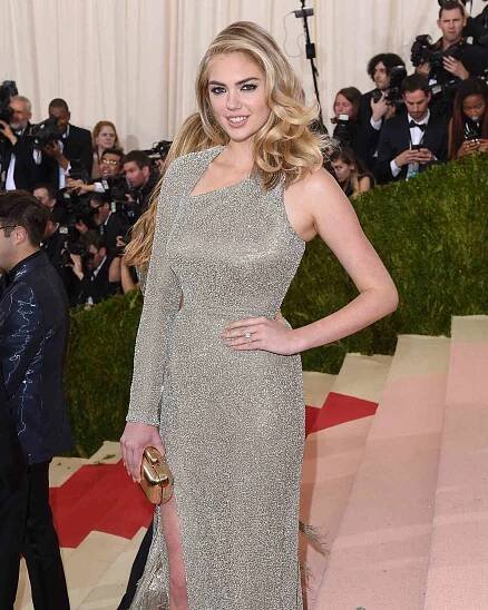 Kate Upton arrives for the "Manus x Machina: Fashion In An Age Of Technology" Costume Institute Gala at Metropolitan Museum of Art on May 2, 2016 in New York City
