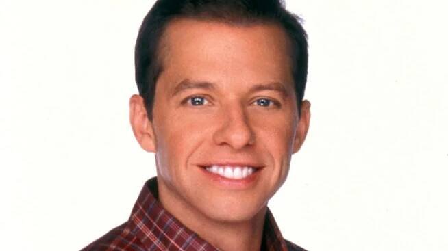Alan ze sitcomu Dva a půl chlapa: Herec Jon Cryer šel dohola, nechal narůst vousy a v 55 letech má styl