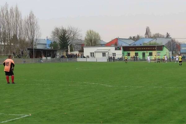 Fotbalisté FK Mělník 1909 (bílé dresy) vyhráli v 17. kole I. B třídy na hřišti SKK Hovorčovice 5:1.