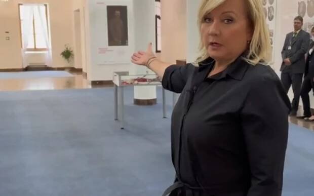 Galerie: VIDEO: „Tu Fiala, tu spinkala.“ Schillerová baví bizarní prohlídkou sněmovny - Fotka 2 - Echo24.cz