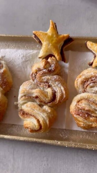 🎄Rychlé “VÁNOČNÍ CUKROVÍ” z listového těsta🎄 Tip pro všechny, kdo nemají čas nebo trpělivost na vánoční pečení 😉 Uložte si, můžete upéct i jindy než na Vánoce 🤩 Potřebné ingredience:🧑‍🍳 ✅2 pláty rozváleného listového těsta ✅Nutellu nebo jinou sladkou pomazánku jako je Lotus apod. (můžeme například rozetřít máslo se skořicovým cukrem) ✅vejce na potření ✅moučkový cukr na závěr (volitelné) ✅vykrajovátka, špejle a jiné pomůcky na tvoření Postup:🧑‍🍳 1. Rozložíme si jeden plát, na něj natřeme ...