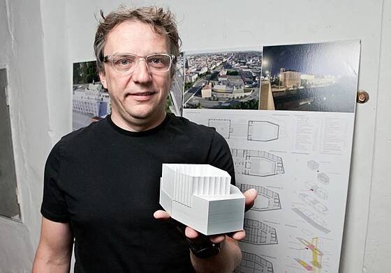 Plzeňský architekt Jiří Zábran s modelem střední části Kulturního domu Peklo,...