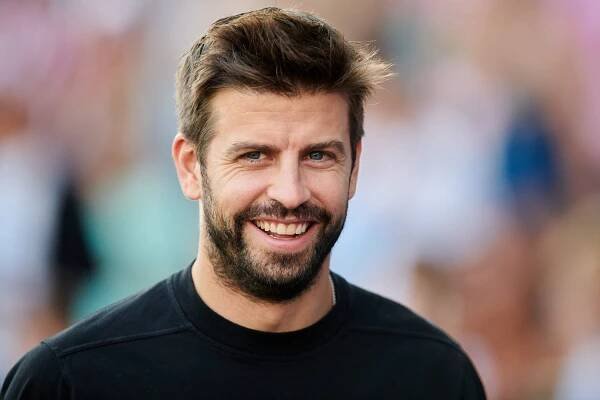 Gerard Pique admits it would be ´obvious´ for Arsenal man to join Barcelona  this summer