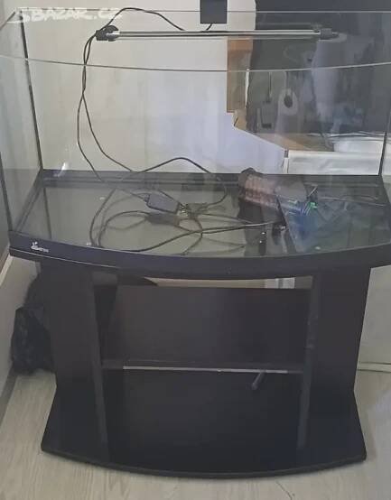 Vypouklé akvárium 120l vč. přísl.a skřínky.