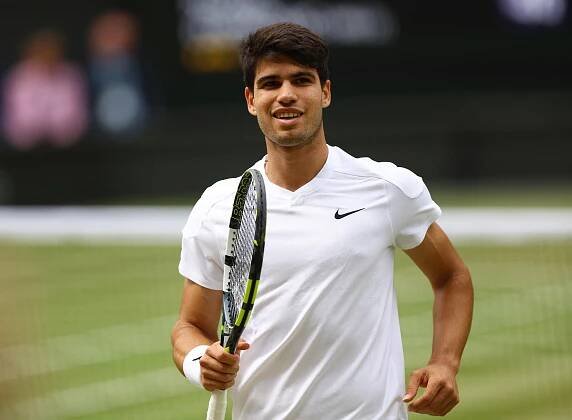 Usměvavý Carlos Alcaraz ve finále Wimbledonu.