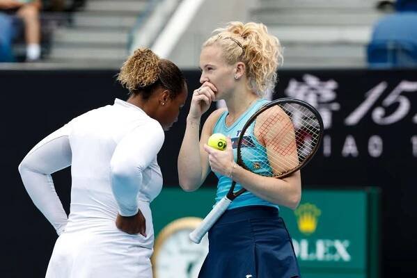 Kateřina Siniaková a Taylor Townsend ve vítězném čtvrtfinále čtyřhry na Australian Open 2025. Siniaková dnes hraje semifinále