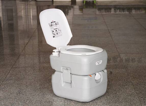 TURISTICKÁ PŘENOSNÁ KEMPINGOVÁ TOALETA MOBILNÍ WC NA POZEMEK 22 L Značka Serenelife