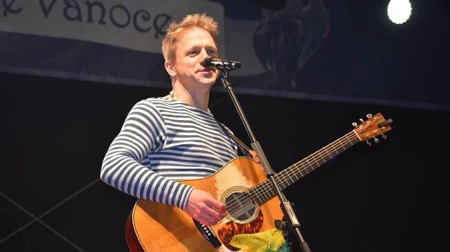 Bosý Tomáš Klus bavil zaplněné náměstí ve Zlíně. Nechyběla improvizace v davu