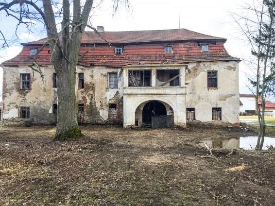 Zámek Ohrazenice na Táborsku se mění díky novému majiteli k nepoznání