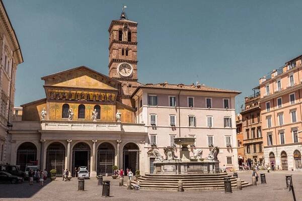esterno della Basilica di Santa Maria in Trastevere