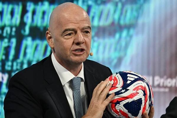 Infantino chválí Trumpa a přeje si, aby se Rusko co nejdříve vrátilo do soutěží FIFA