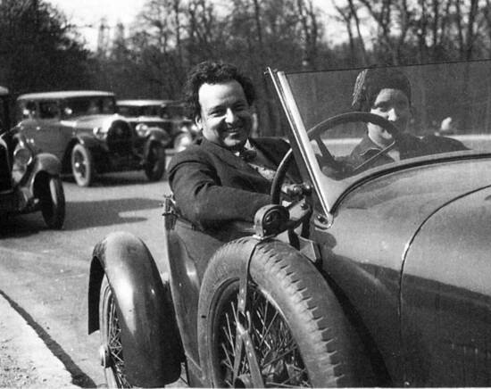 Honegger u přednosty stanice a Stokowski ve výtahu