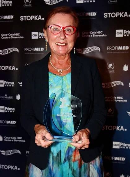 Dostihy, pak mejdan! Těhotná Perkausová vyvedla rodinku, Strýcová na večírku trpěla