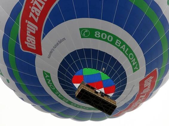 FOTO, VIDEO: Obr mezi balony letěl nad Břestkem. Unese 24 lidí