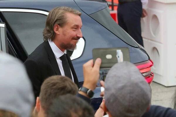 Příjezdem hostů na červený koberec hotelu Thermal začal 56. ročník Mezinárodního filmového festivalu Karlovy Vary. Na snímku herec Robert Mikluš