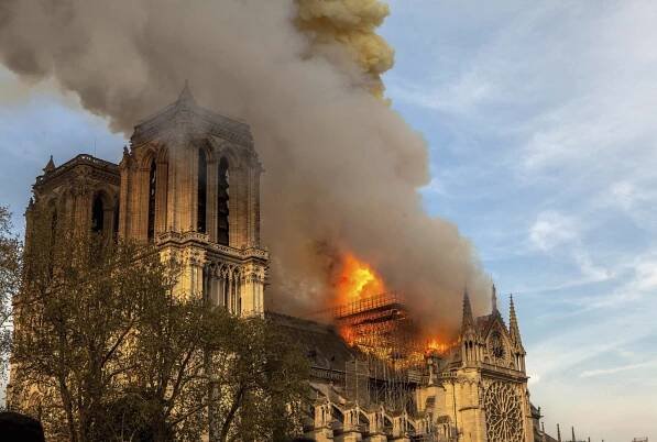 Požár katedrály Notre-Dame v Paříži
