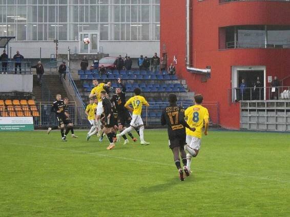 V utkání 26. kola druhé fotbalové ligy ztratil FC Vysočina Jihlava dvoubrankové vedení a s FK Varnsdorf (v černém) jen remizoval 3:3.