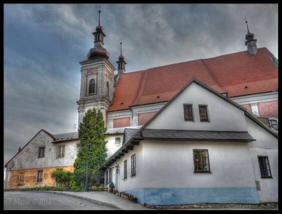 Lomnice - Kostel a starý dům HDR