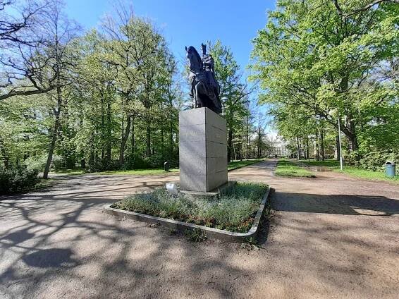 Socha císaře zdobí park. Turisté se u ní zastavují