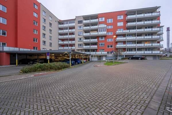 Prodej prostorného bytu 2+kk s šatnou, komorou, terasou a vnitřním parkovacím místem v novostavbě do