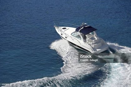 Bílý motorový člun dělá vlny na modré vodě - Bez autorských poplatků Námořní plavidlo - Dopravní prostředek Stock fotka