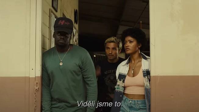 tři postavy ve dveřích