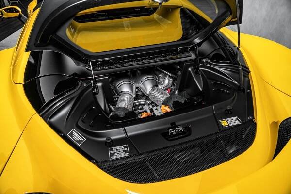 Ferrari 296 GTS LIFT, ALCANTARA, TWO-TONE BODYWORK