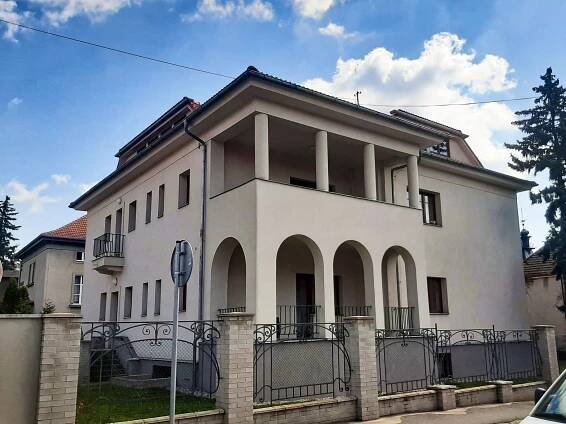 Strašnice: čtvrť vil slavných herců a luxusního bungalovu, z něhož prchl Karel Gott