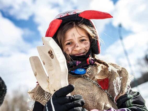 V lyžařském areálu v Sedloňově se to v sobotu hemžilo maskami. Konal se tu karneval na lyžích.