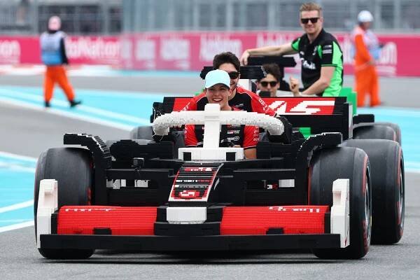 Stavěli je na Kladně. Formule z Lega se slavnými jezdci zahájily závody F1