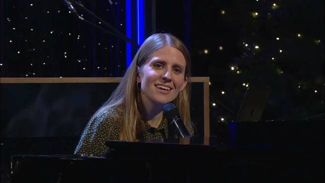 Glen Hansard & Markéta Irglová perform Falling Slowly