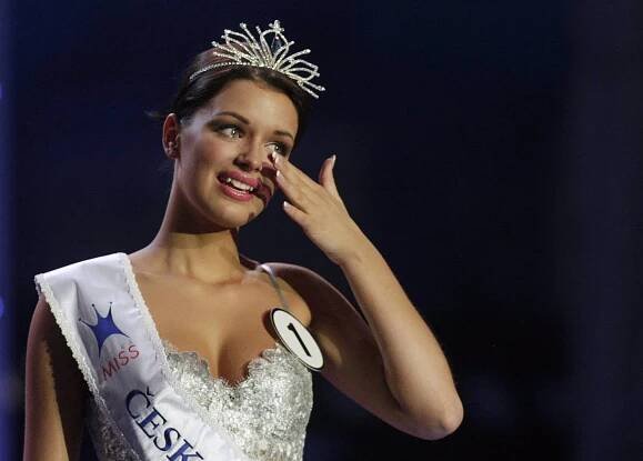 2. I když organizátoři Miss chtěli po vítězce Jitce Válkové, aby si nechala obrousit své 