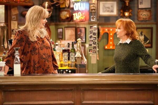 Melissa Peterman as Gabby, Reba McEntire as Bobbie in HAPPY'S PLACE