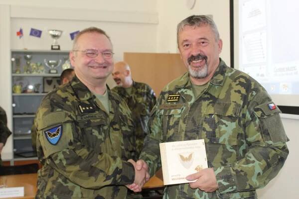 Náčelník Generálního štábu AČR armádní generál Aleš Opata s delegací a velitel 53. pPzEB Opava plk. gšt. Pavel Varmus