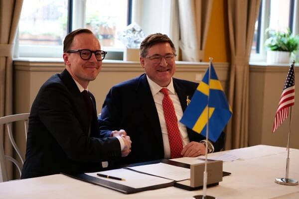 Minister for Education Mats Persson and US Ambassador Erik D. Ramanathan.