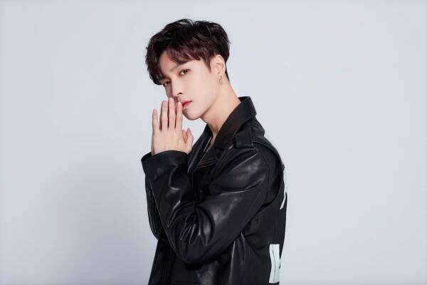 EXO’s Lay Zhang to Make Solo U.S. Debut at Lollapalooza